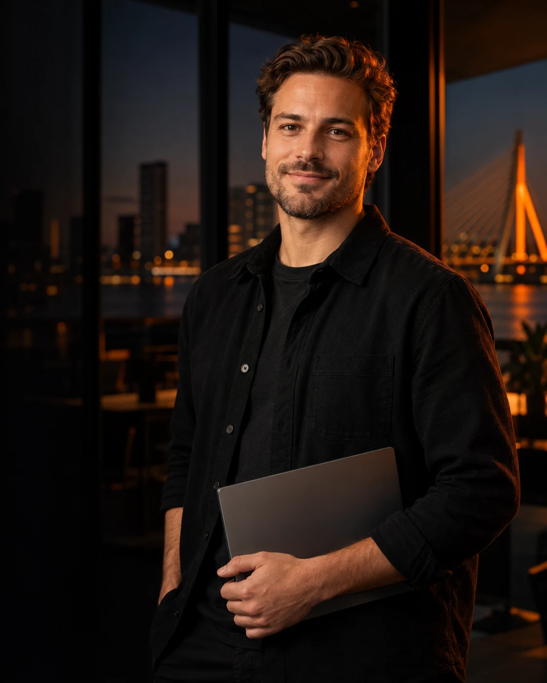 Illustratief sfeerbeeld van een IT-professional met een laptop in een moderne kantooromgeving.